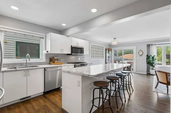 2031 2 AVE NW, Calgary, AB T2N 0G2