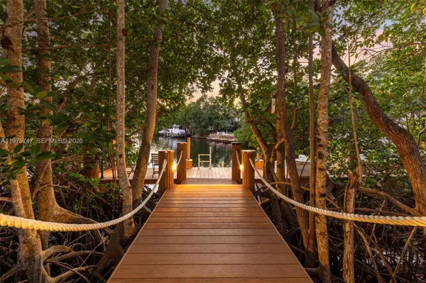 7150 W Lago Dr, Coral Gables, FL 33143