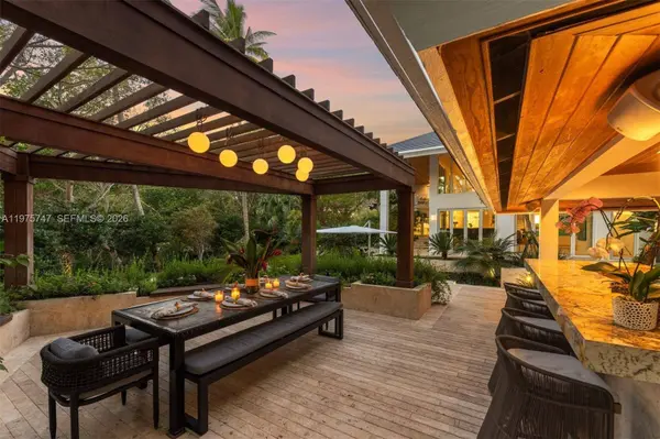 7150 W Lago Dr, Coral Gables, FL 33143