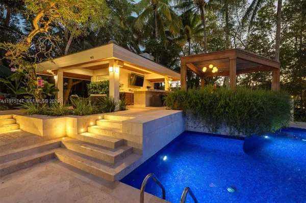 7150 W Lago Dr, Coral Gables, FL 33143