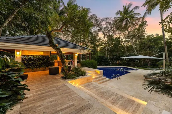 7150 W Lago Dr, Coral Gables, FL 33143