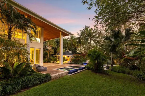 7150 W Lago Dr, Coral Gables, FL 33143