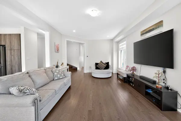 235 Ferragine CRES, Bradford West Gwillimbury, ON L3Z 4K1