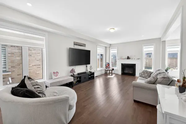 235 Ferragine CRES, Bradford West Gwillimbury, ON L3Z 4K1