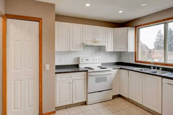 27 Dovely WAY SE, Calgary, AB T2B 2K7