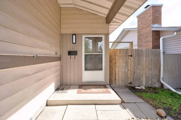 27 Dovely WAY SE, Calgary, AB T2B 2K7