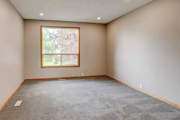 27 Dovely WAY SE, Calgary, AB T2B 2K7