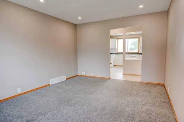 27 Dovely WAY SE, Calgary, AB T2B 2K7