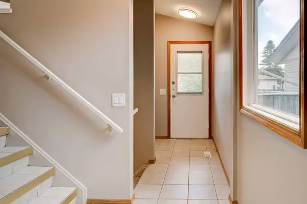 27 Dovely WAY SE, Calgary, AB T2B 2K7
