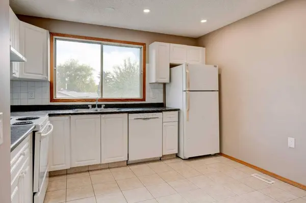 27 Dovely WAY SE, Calgary, AB T2B 2K7