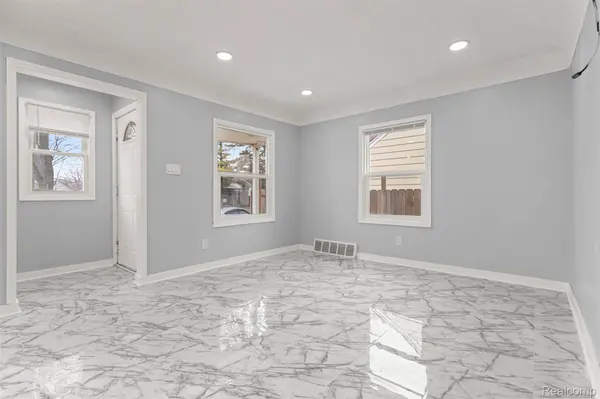 7634 Warwick ST, Detroit, MI 48228