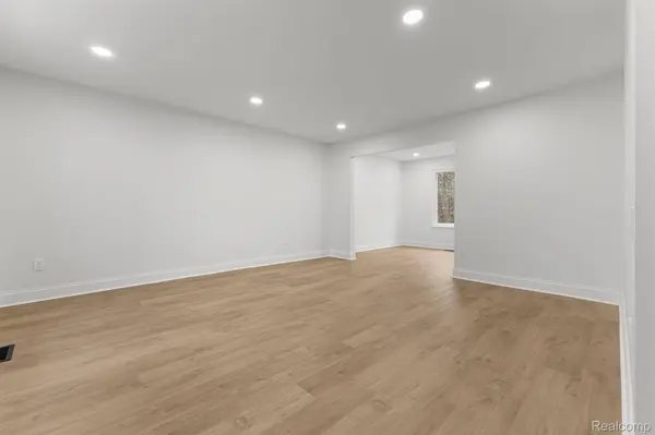 24869 Christina LN, Novi, MI 48375