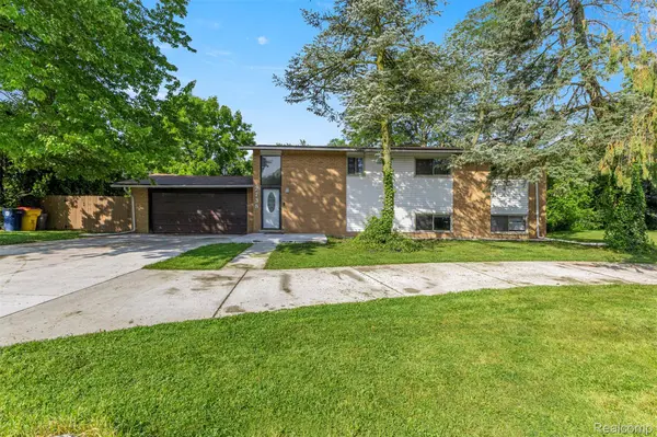 2738 Berry DR, Bloomfield Hills, MI 48304
