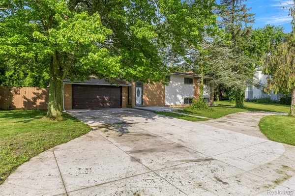 2738 Berry DR, Bloomfield Hills, MI 48304