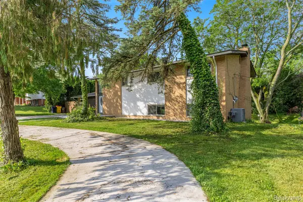 2738 Berry DR, Bloomfield Hills, MI 48304
