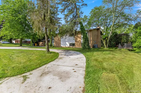 2738 Berry DR, Bloomfield Hills, MI 48304