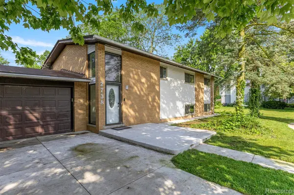 2738 Berry DR, Bloomfield Hills, MI 48304