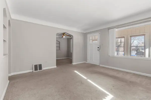 7521 N Silvery LN, Dearborn Heights, MI 48127