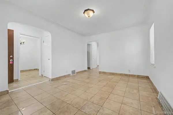 4645 Rosalie ST, Dearborn, MI 48126