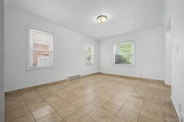 4645 Rosalie ST, Dearborn, MI 48126