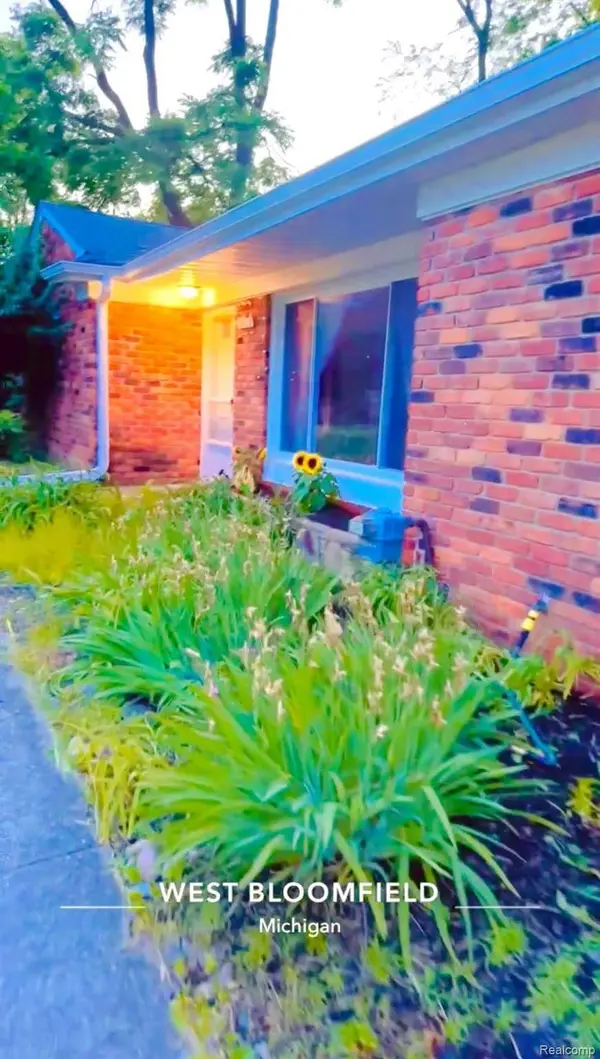 2082 Lakeshire DR, West Bloomfield Charter Township, MI 48323