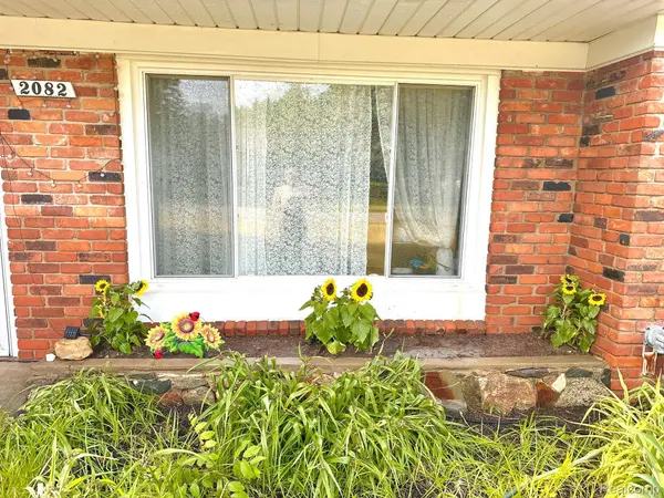 2082 Lakeshire DR, West Bloomfield Charter Township, MI 48323