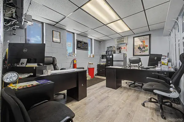 7400 Greenfield RD, Dearborn, MI 48126