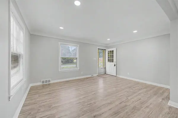 31980 Alvin ST, Garden City, MI 48135