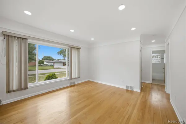 6326 Lathers ST, Garden City, MI 48135