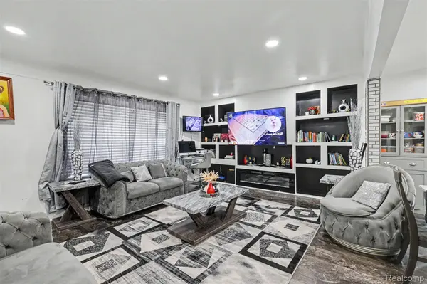 22722 Cobb ST, Dearborn, MI 48128