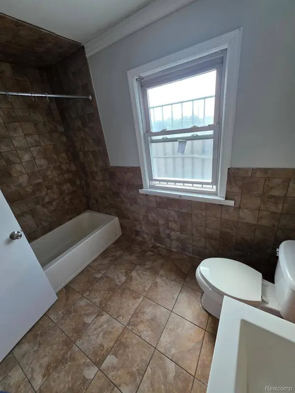 24304 W Warren ST, Dearborn Heights, MI 48127