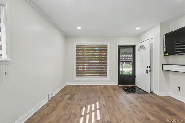 8968 Beatrice ST, Livonia, MI 48150