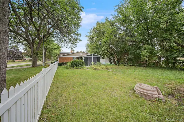 27355 Clairview DR, Dearborn Heights, MI 48127