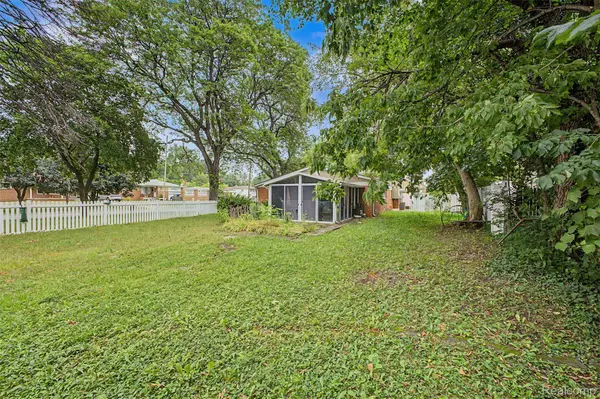 27355 Clairview DR, Dearborn Heights, MI 48127