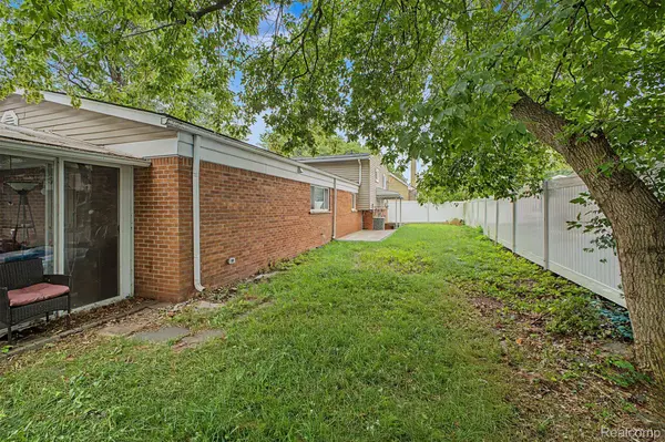 27355 Clairview DR, Dearborn Heights, MI 48127