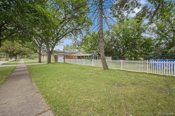 27355 Clairview DR, Dearborn Heights, MI 48127