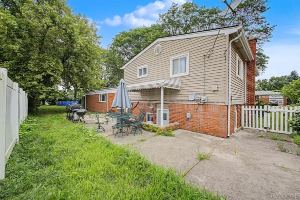 27355 Clairview DR, Dearborn Heights, MI 48127
