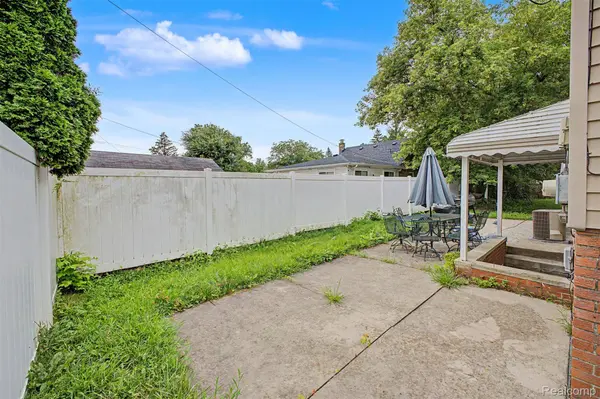 27355 Clairview DR, Dearborn Heights, MI 48127