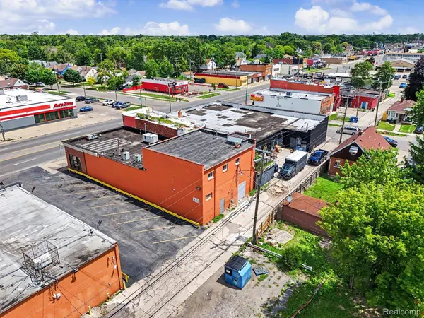 19323 W Warren AVE