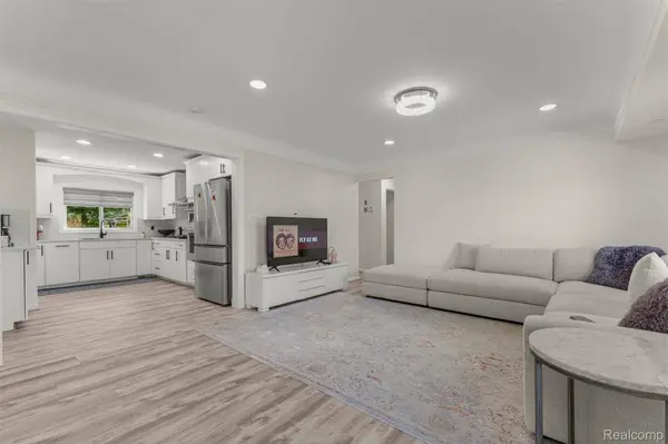 8422 Winston LN, Dearborn Heights, MI 48127