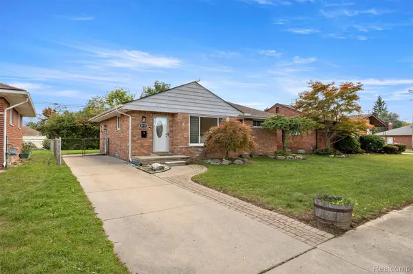 8422 Winston LN, Dearborn Heights, MI 48127