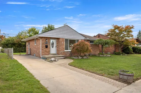8422 Winston LN, Dearborn Heights, MI 48127