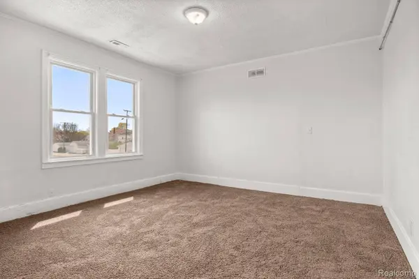 6203 Chase RD, Dearborn, MI 48126
