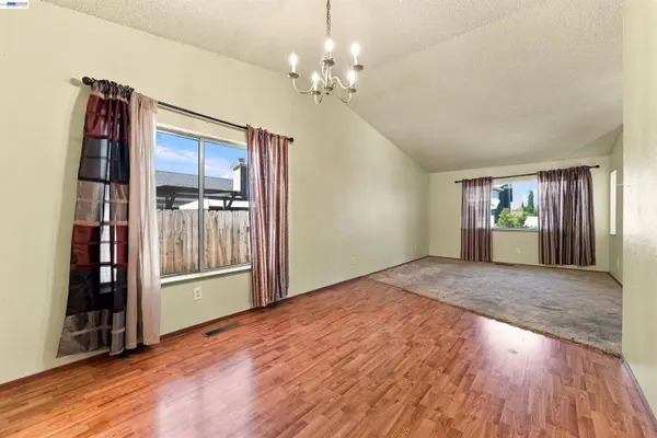827 Yosemite Way, Suisun City, CA 94585