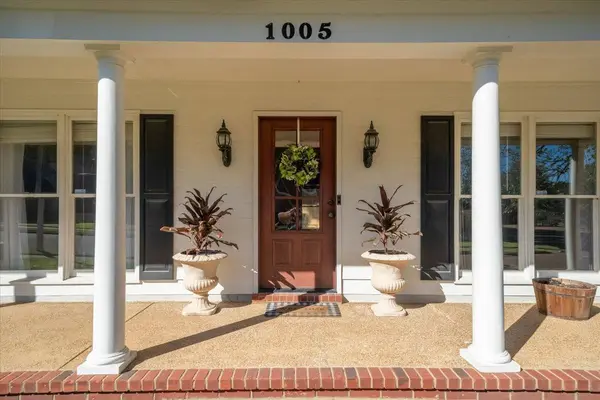 1005 Tara Woods Dr, Collierville, TN 38017-6162