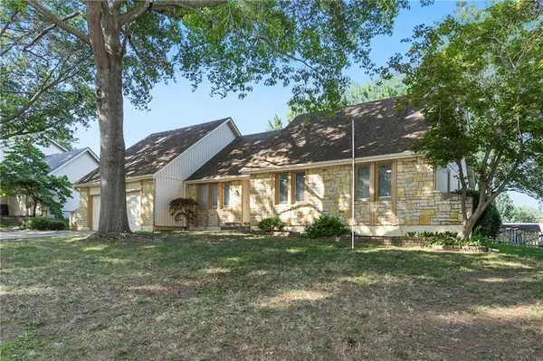 1912 NW Manor DR, Blue Springs, MO 64014