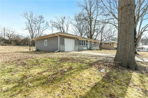 100 NW 22nd ST, Blue Springs, MO 64015