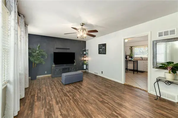 100 NW 22nd ST, Blue Springs, MO 64015