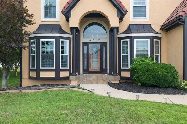 4232 NE Tremont CT, Lee's Summit, MO 64064