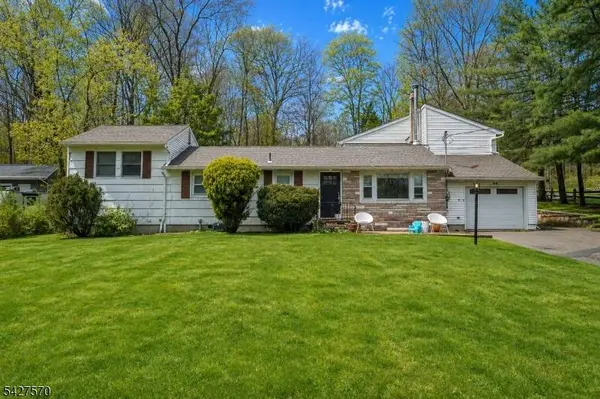 44 Venetian Dr, Jefferson Twp., NJ 07849